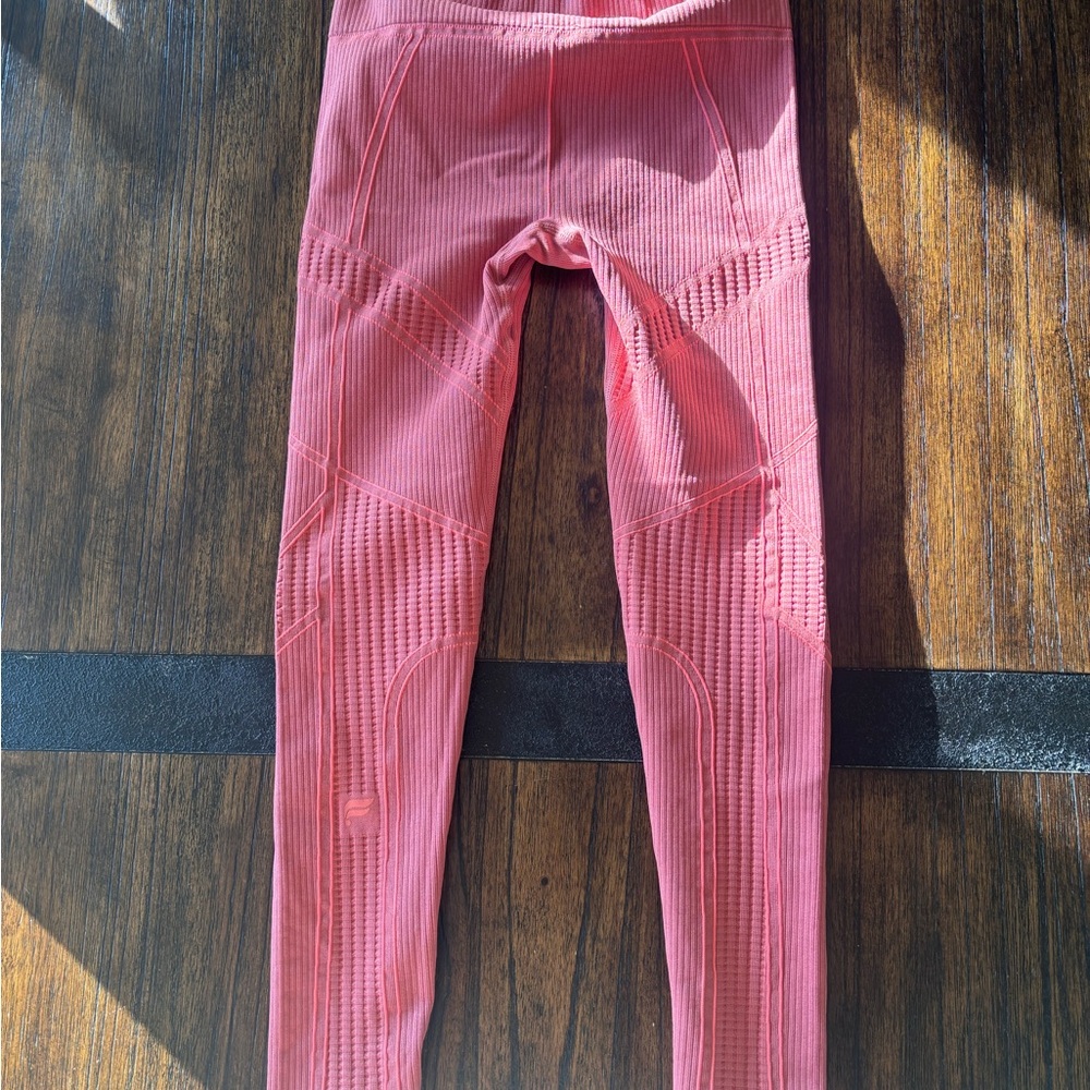 Seamless High-Waisted Compressive Legging - Picture 3 of 4